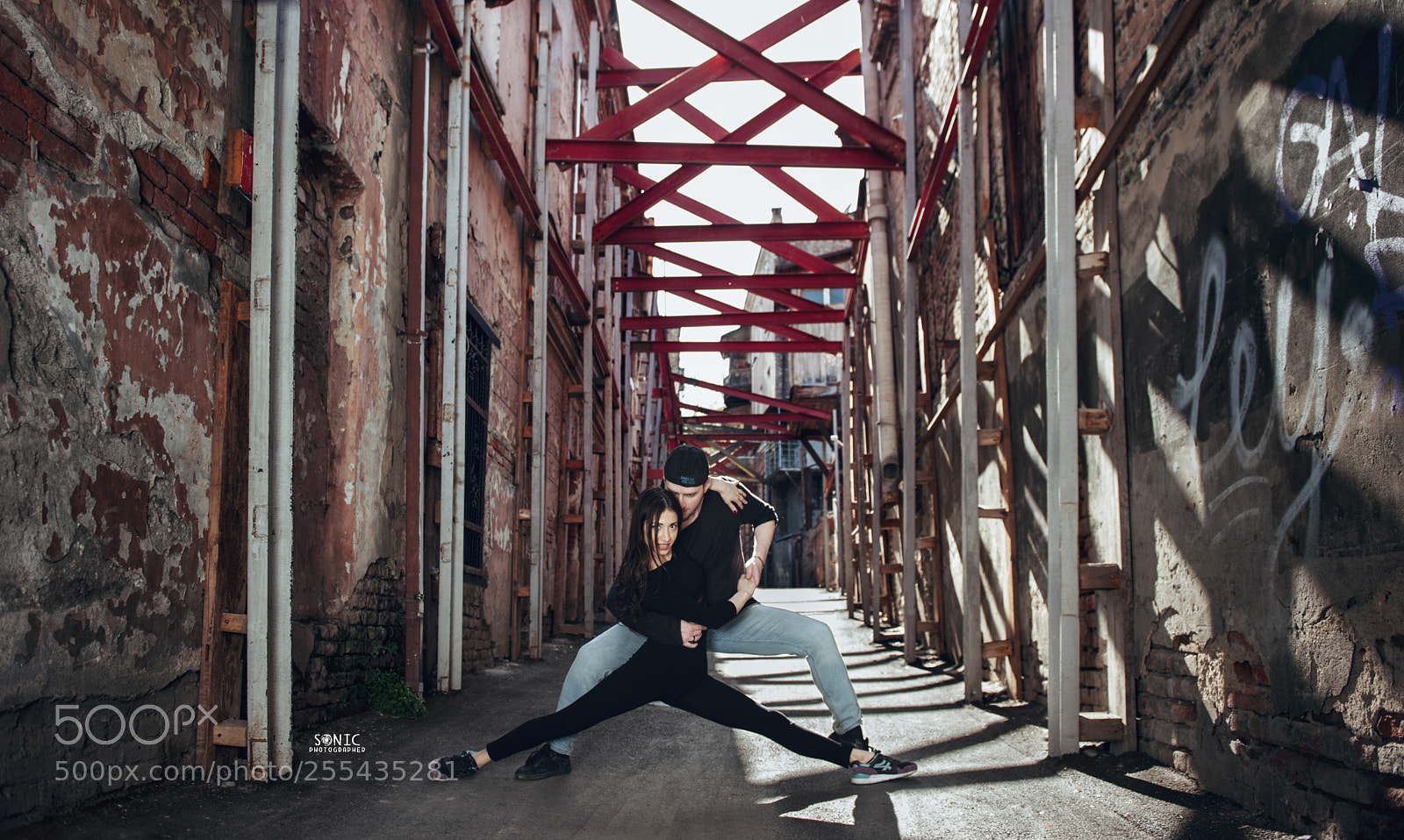 Nikon D700 sample photo. Street dancer couple photography