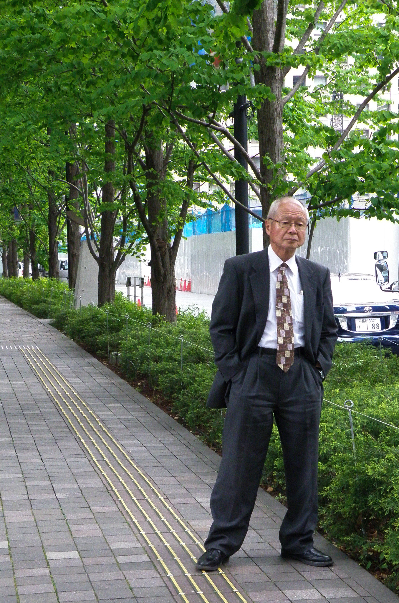 Olympus SP570UZ sample photo. A man nestling in the street corner photography