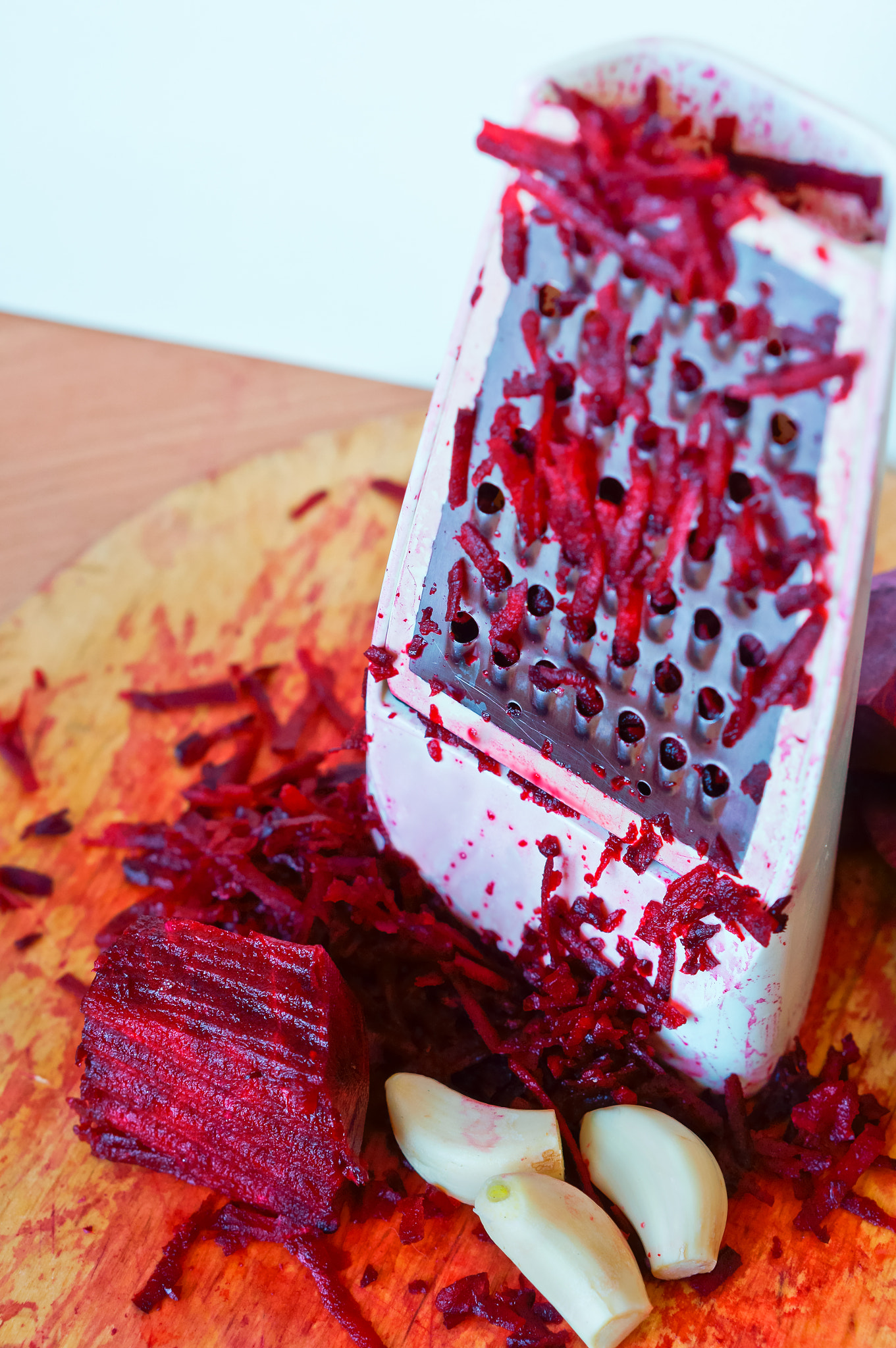 Sony Alpha NEX-3N sample photo. Grate the beets on a grater, beets and garlic rubbed on a grater, red beetroot and garlic, chop... photography