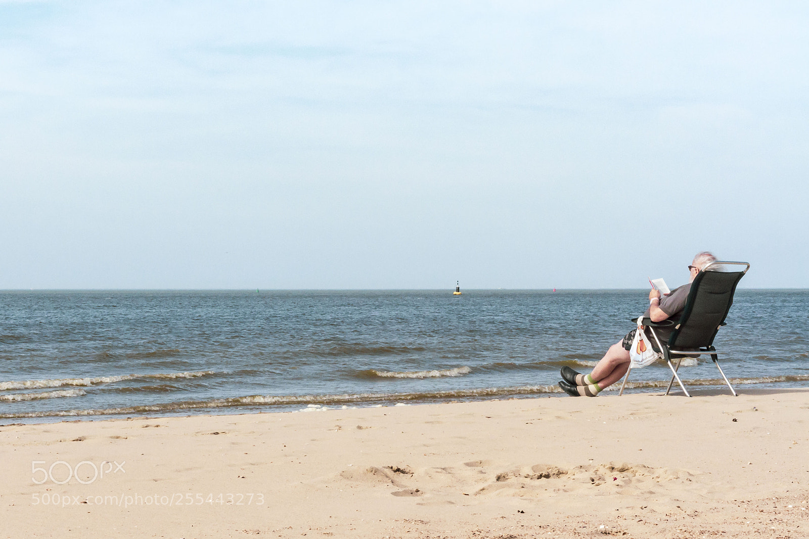 Canon EOS 7D sample photo. Reader in front of photography