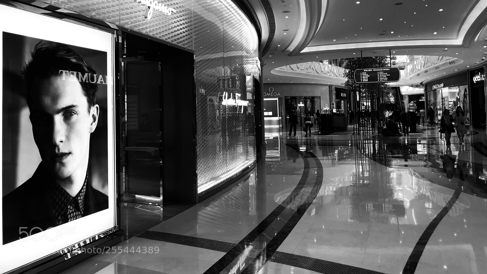 Apple iPhone 7 Plus sample photo. Mall photography