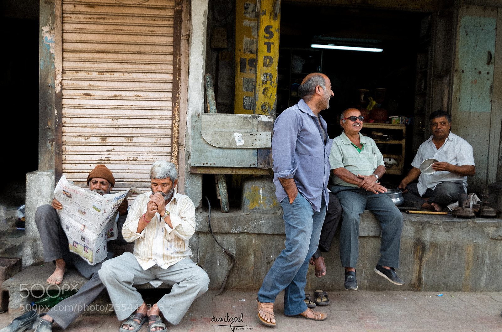 Nikon D7000 sample photo. Talks on street. photography