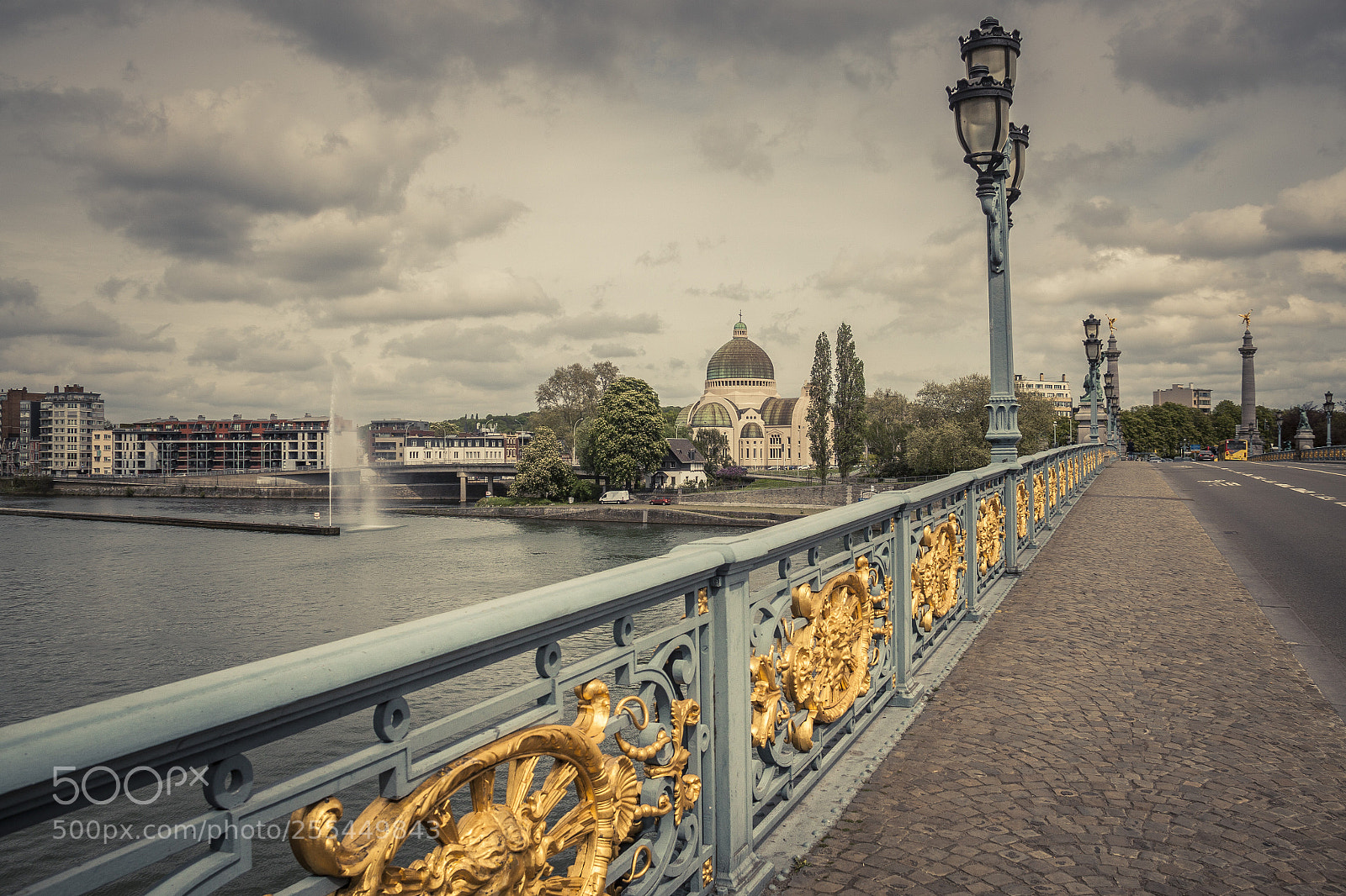 Canon EOS 500D (EOS Rebel T1i / EOS Kiss X3) sample photo. Gold on the bridge photography