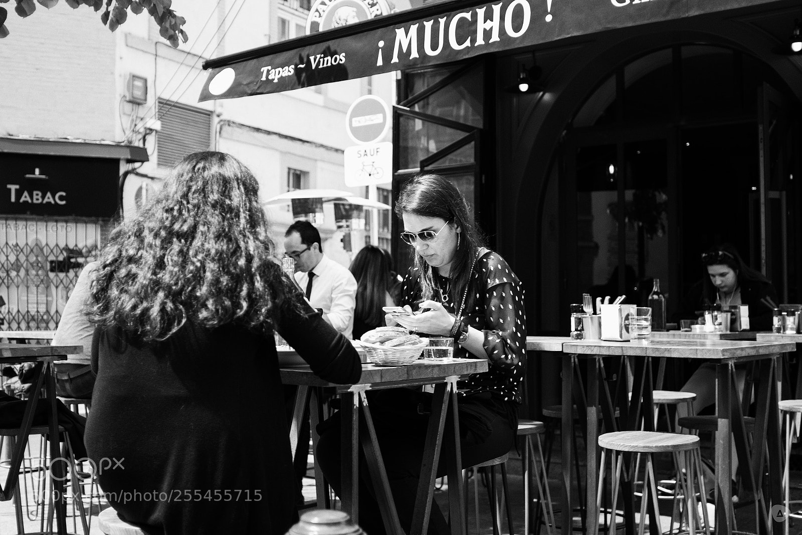Fujifilm X100F sample photo. Mucho conversational space photography