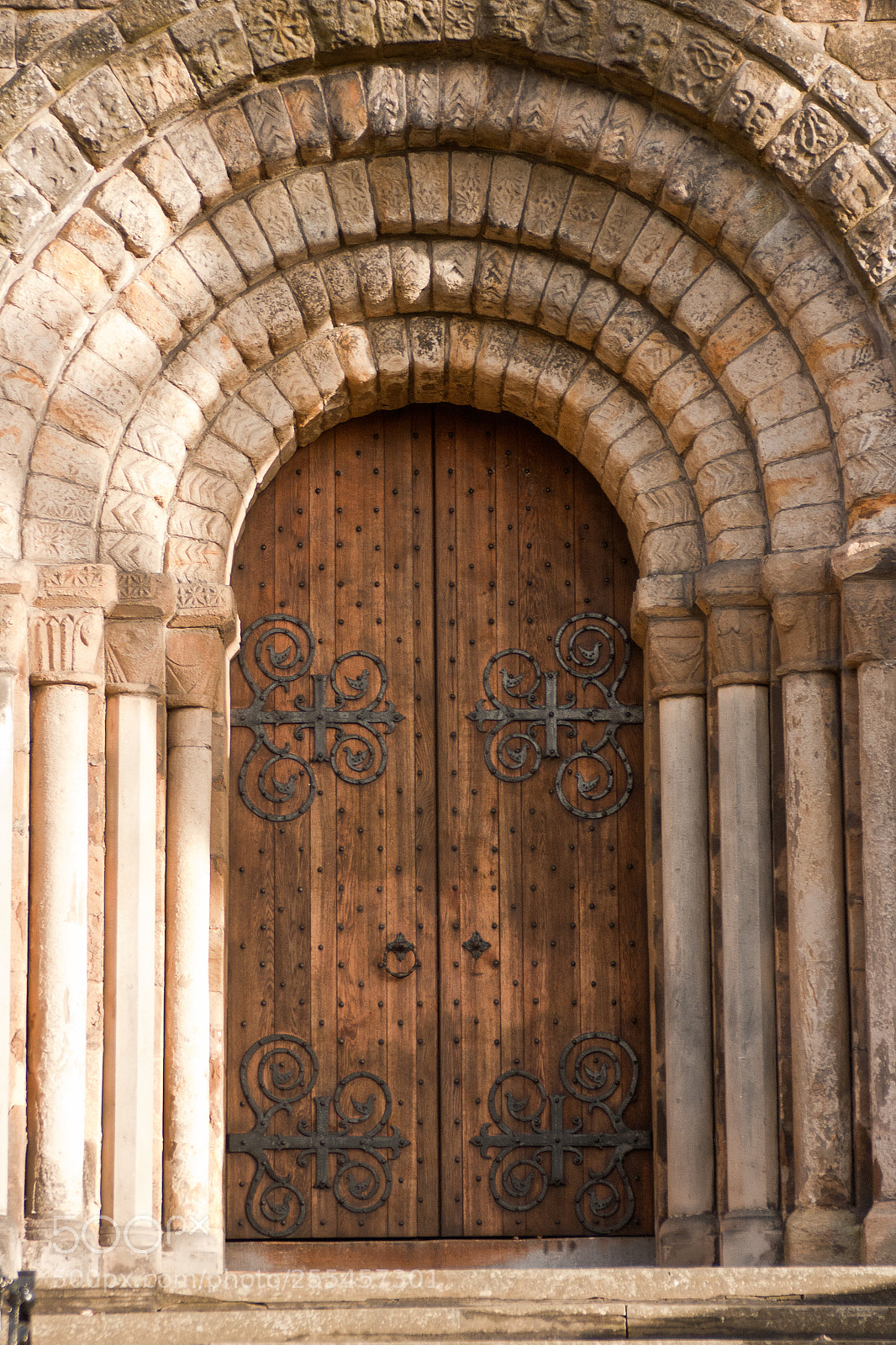 Canon EOS 400D (EOS Digital Rebel XTi / EOS Kiss Digital X) sample photo. Dunfermline abbey door photography
