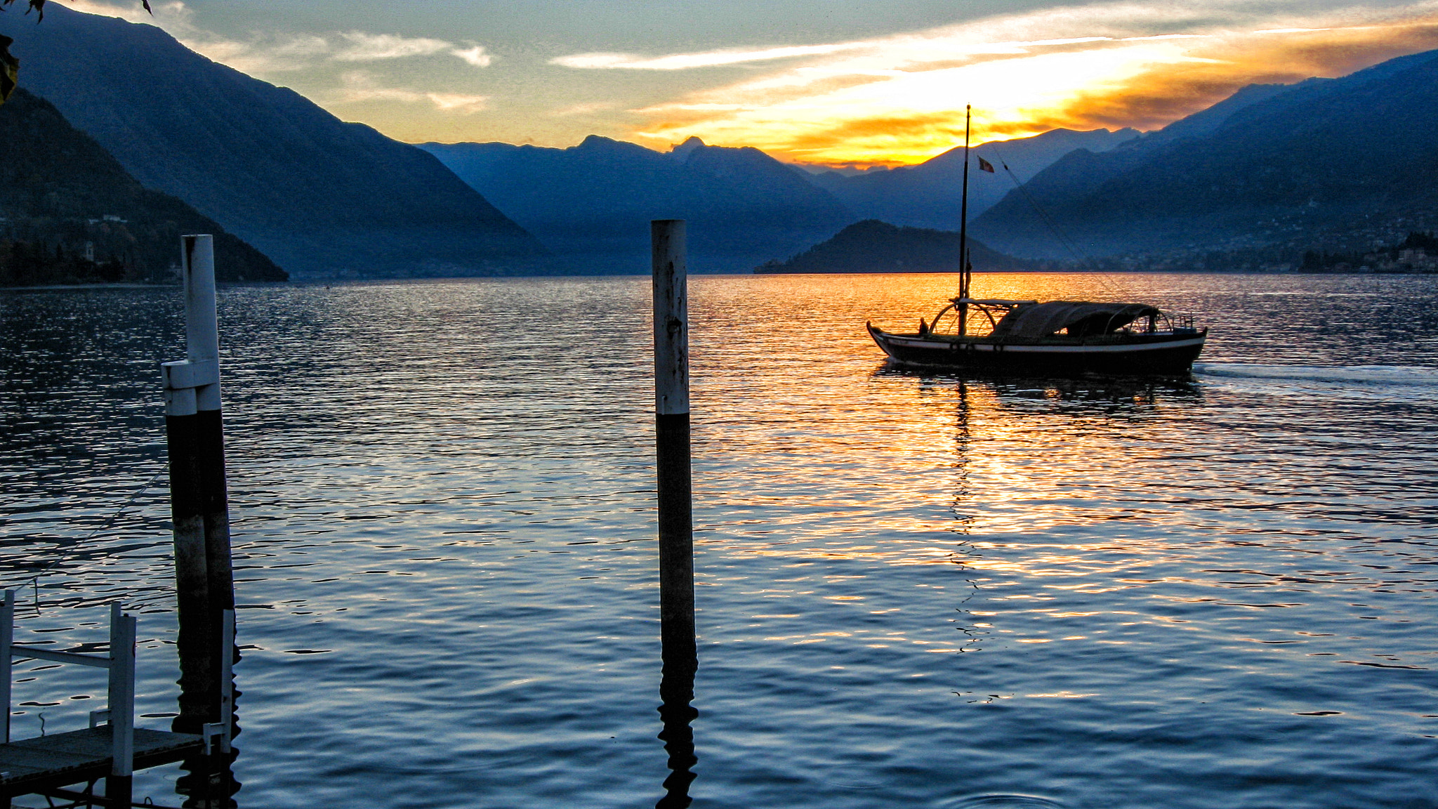 Canon DIGITAL IXUS 950 IS sample photo. Golden sunset on the lake photography
