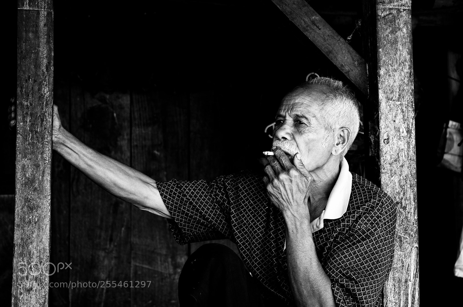 Nikon D90 sample photo. Man smokes a cigarette photography