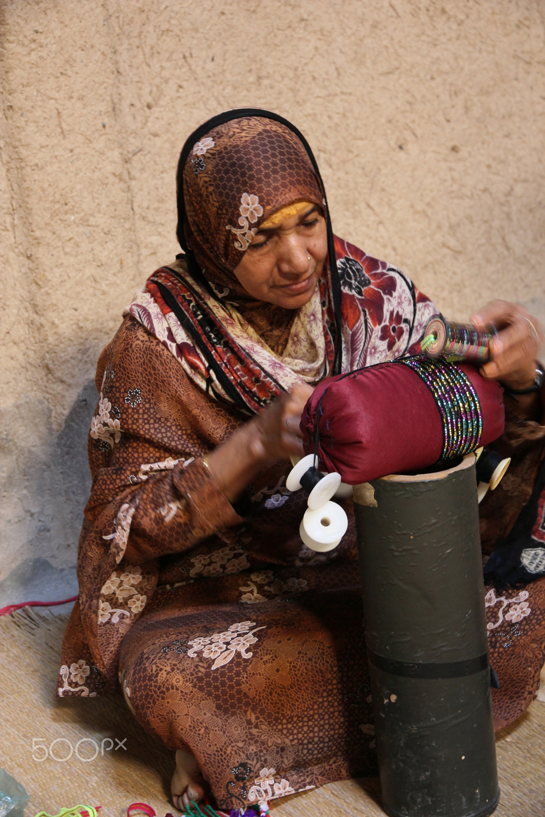 Canon EOS 550D (EOS Rebel T2i / EOS Kiss X4) sample photo. Old woman handworking in oman dorf misfa photography