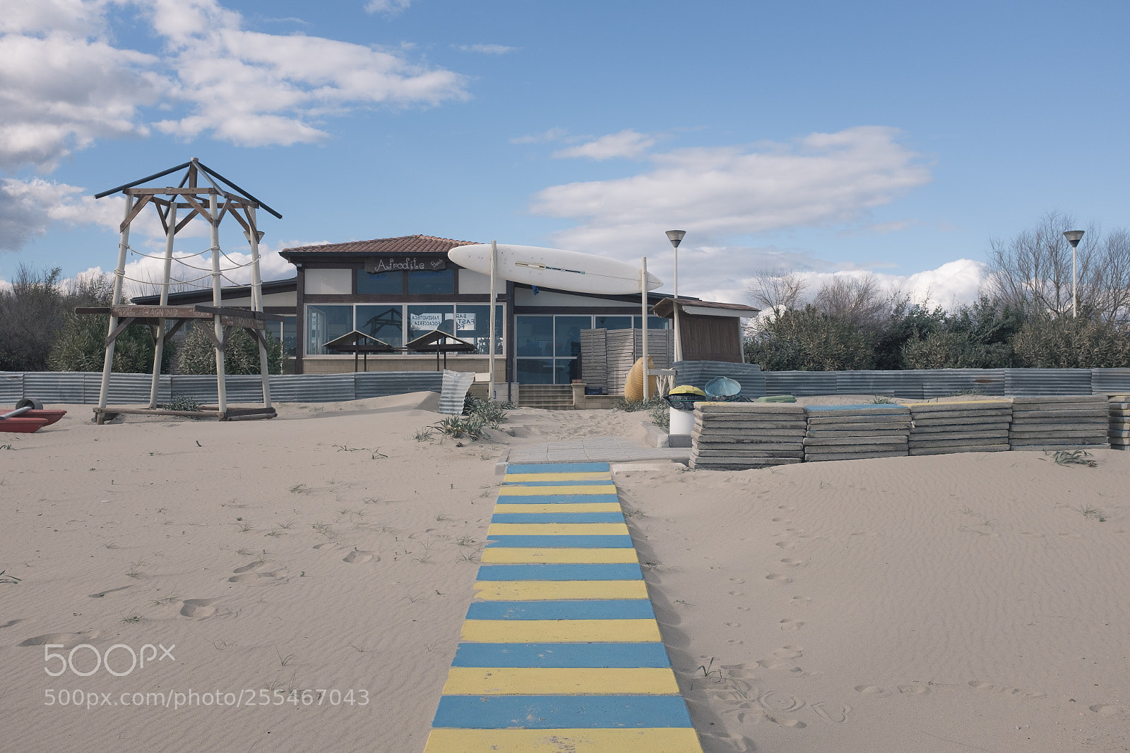 Fujifilm X100S sample photo. Yellow-blue runway photography