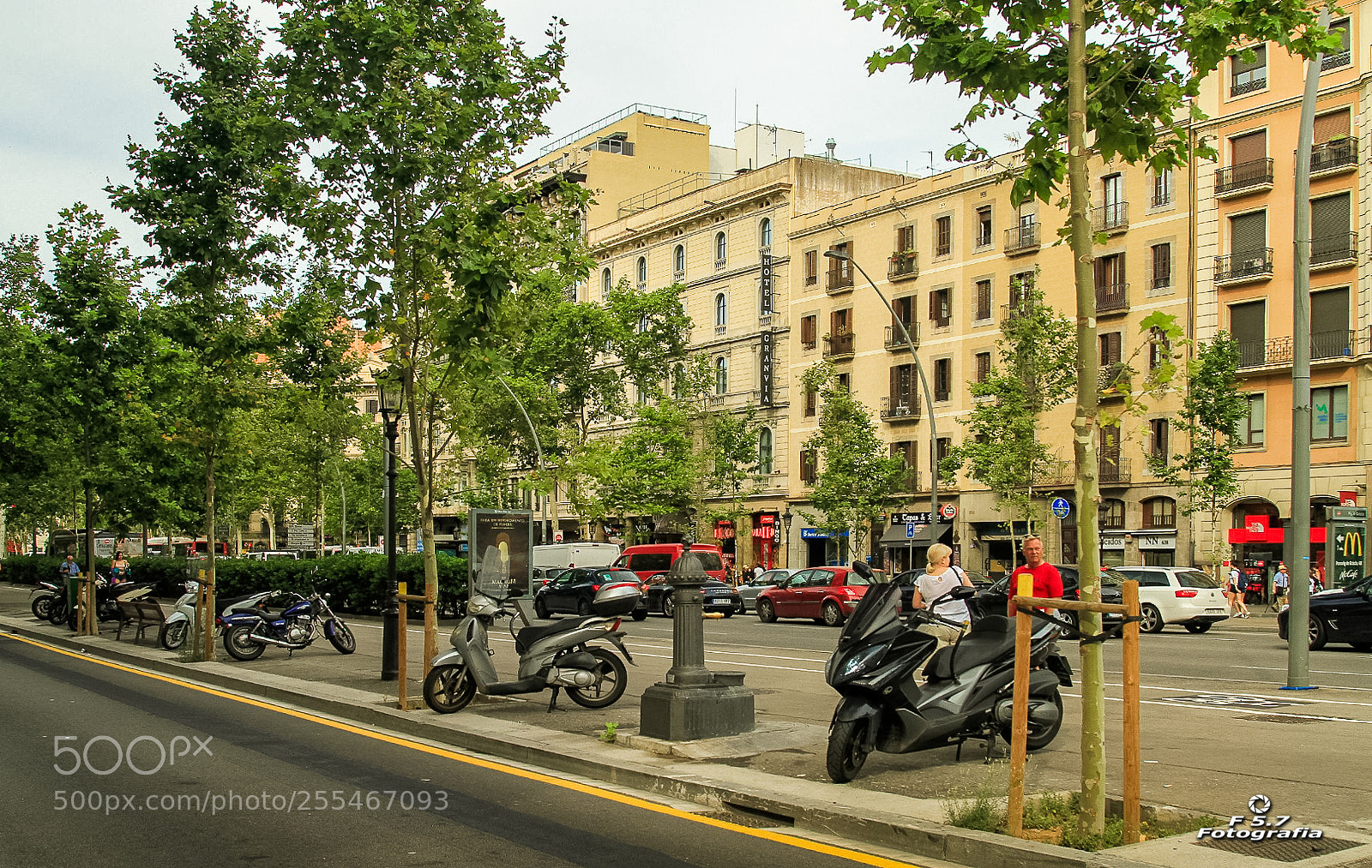 Canon EOS 7D sample photo. Avenidas de barcelona photography