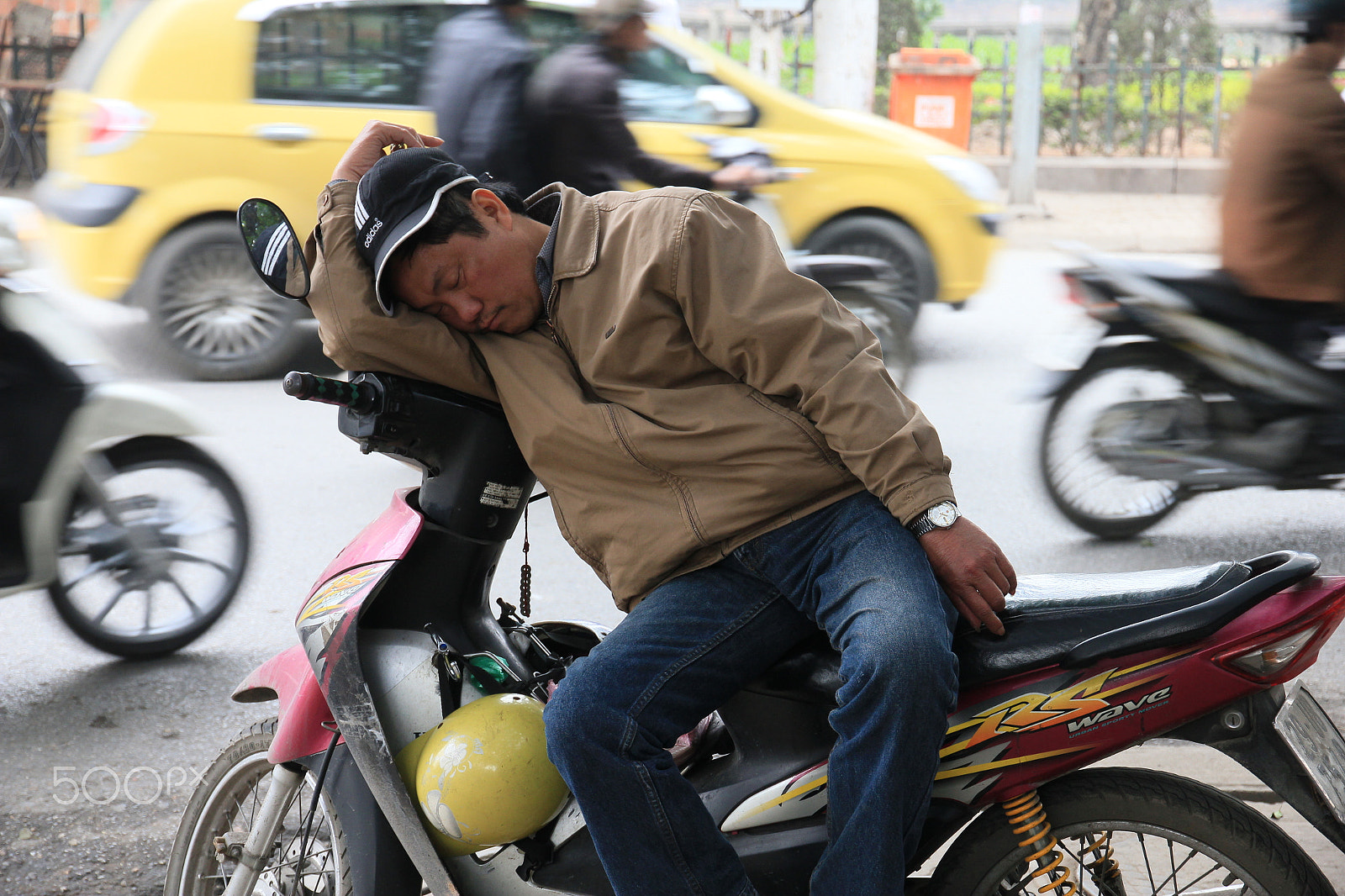 Canon EOS 550D (EOS Rebel T2i / EOS Kiss X4) sample photo. Vietnam hanoi, biker sleeping photography