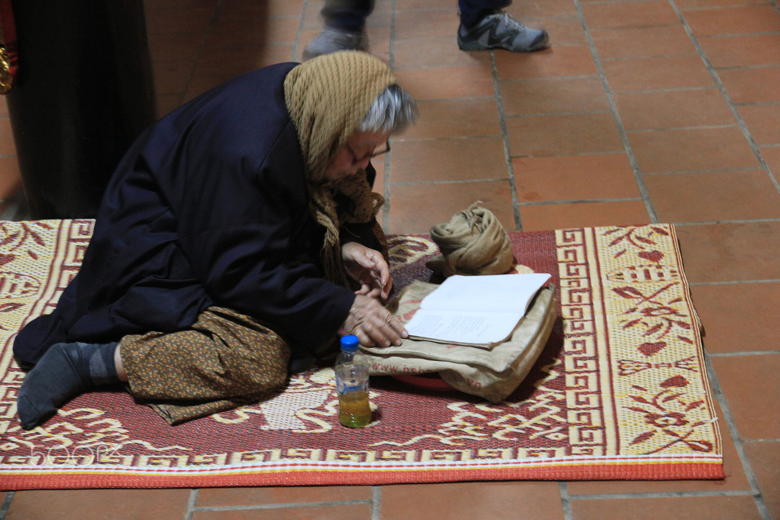 Canon EOS 550D (EOS Rebel T2i / EOS Kiss X4) sample photo. Vietnam hanoi  old woman praying photography