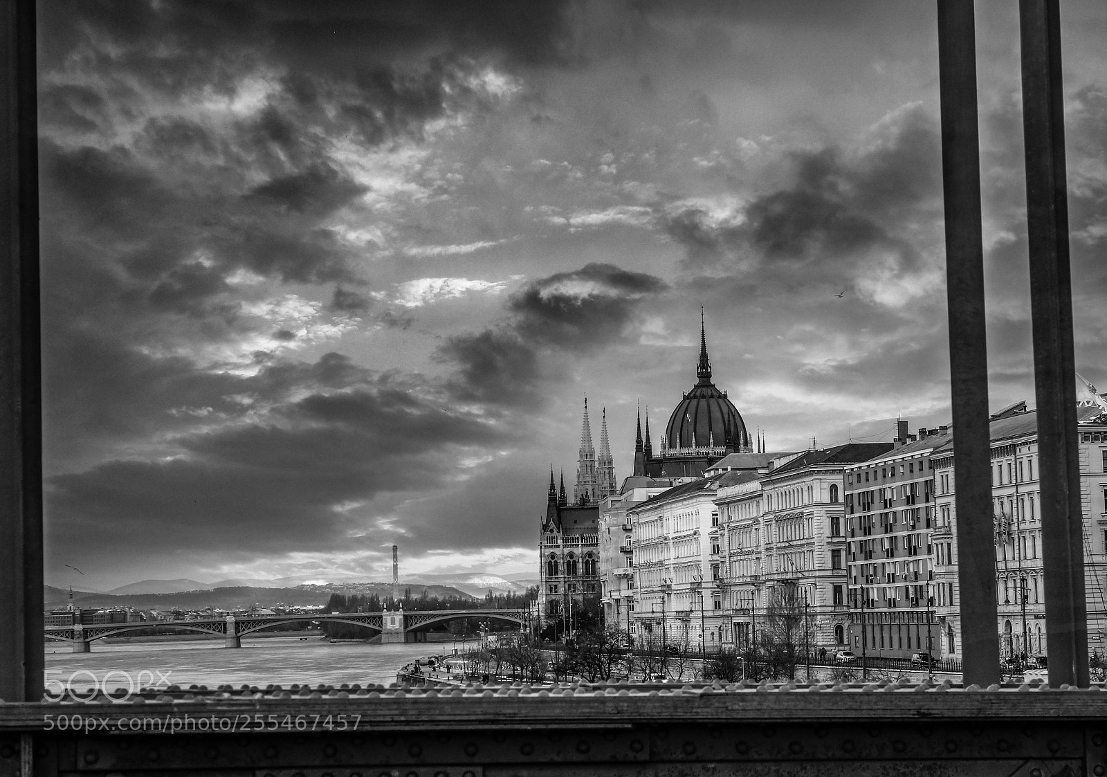 Canon EOS 550D (EOS Rebel T2i / EOS Kiss X4) sample photo. Framed budapest b&w photography