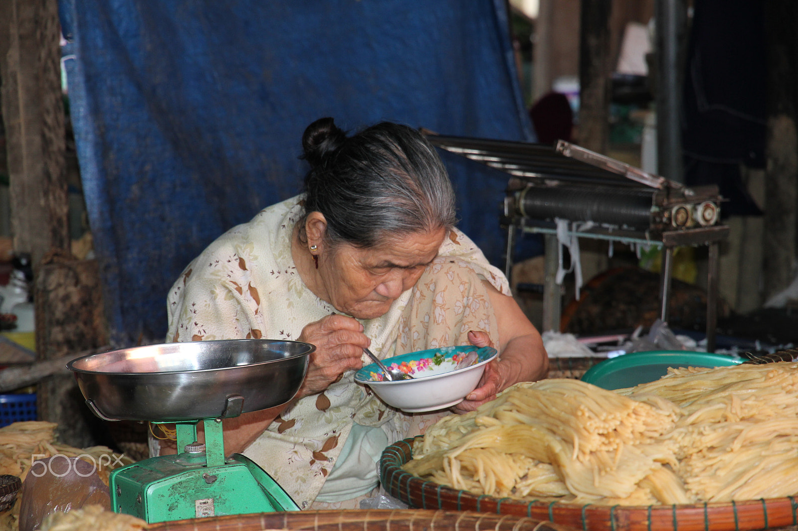 Canon EOS 550D (EOS Rebel T2i / EOS Kiss X4) sample photo. Vietnam hoi an  woman on the market photography