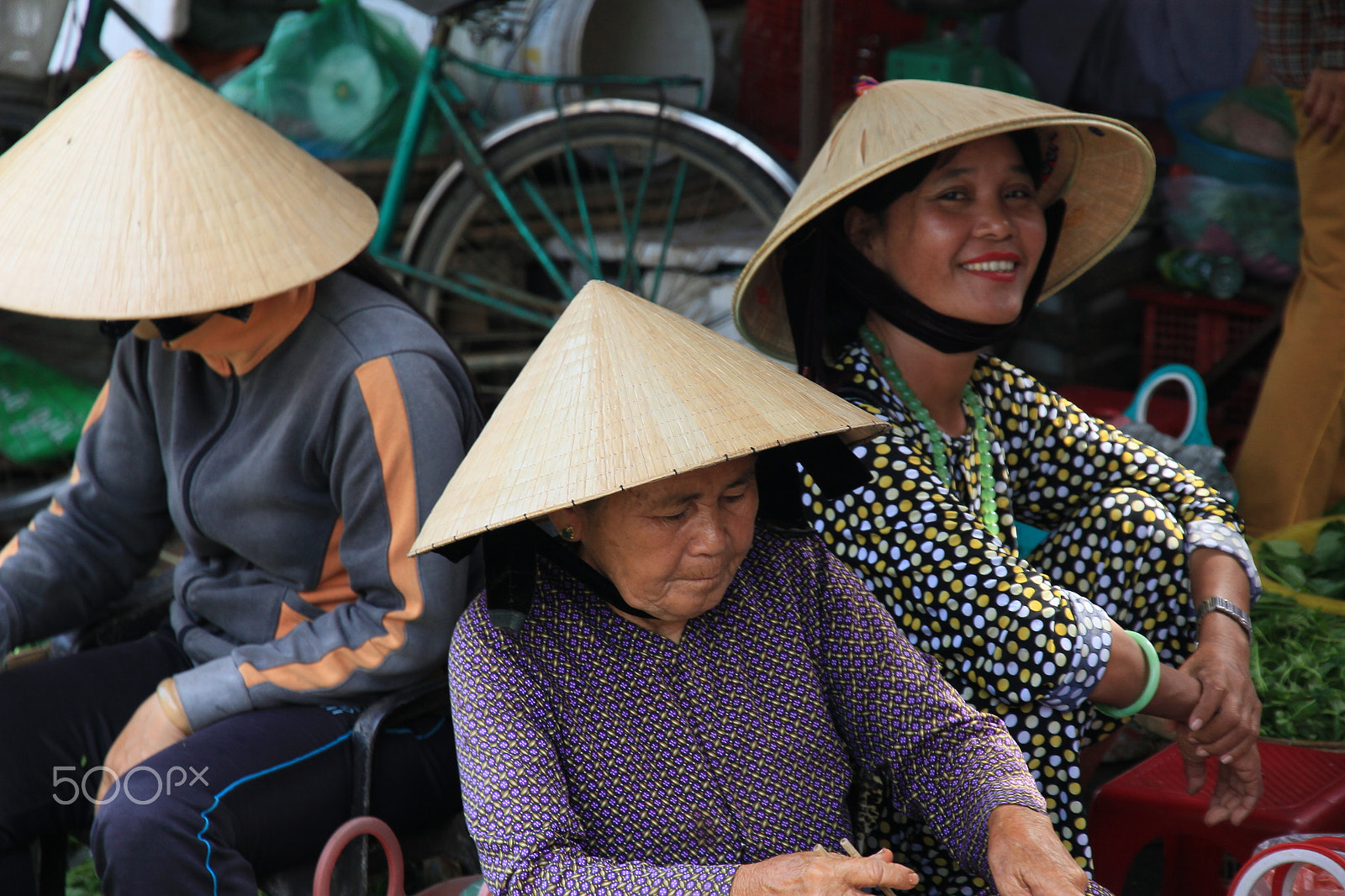 Canon EOS 550D (EOS Rebel T2i / EOS Kiss X4) sample photo. Vietnam hoi an woman on the market photography