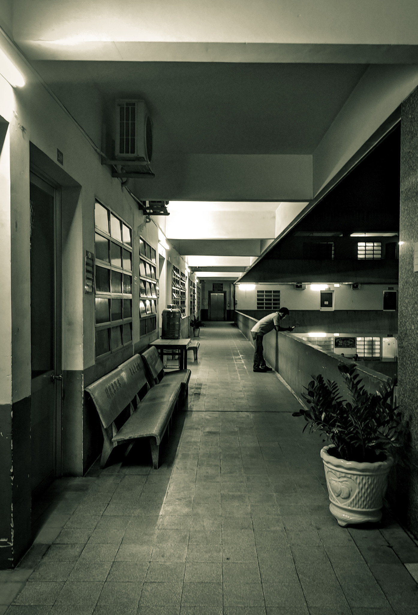 HTC U11 sample photo. Hospital corridor photography