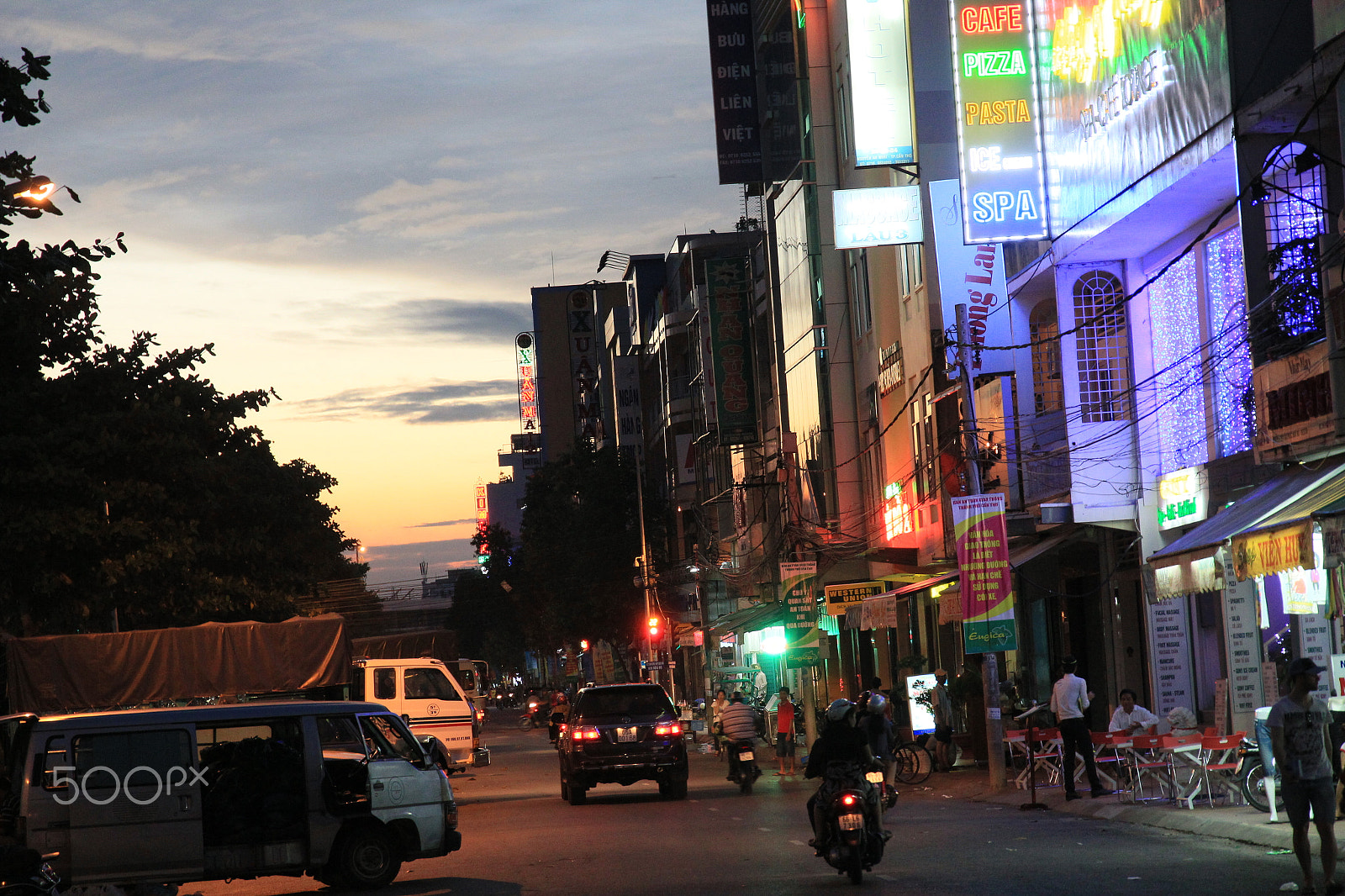 Canon EOS 550D (EOS Rebel T2i / EOS Kiss X4) sample photo. Vietnam  can tho  in the evening photography