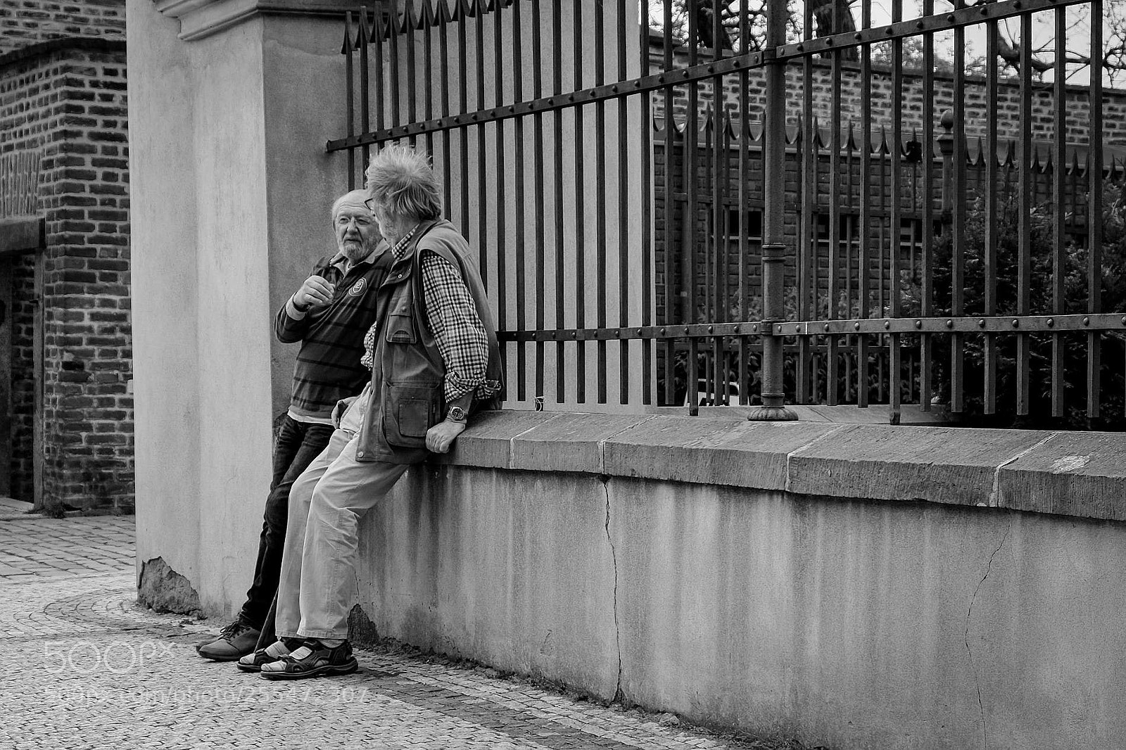 Fujifilm X-E2 sample photo. Old gentlemen enjoy a photography