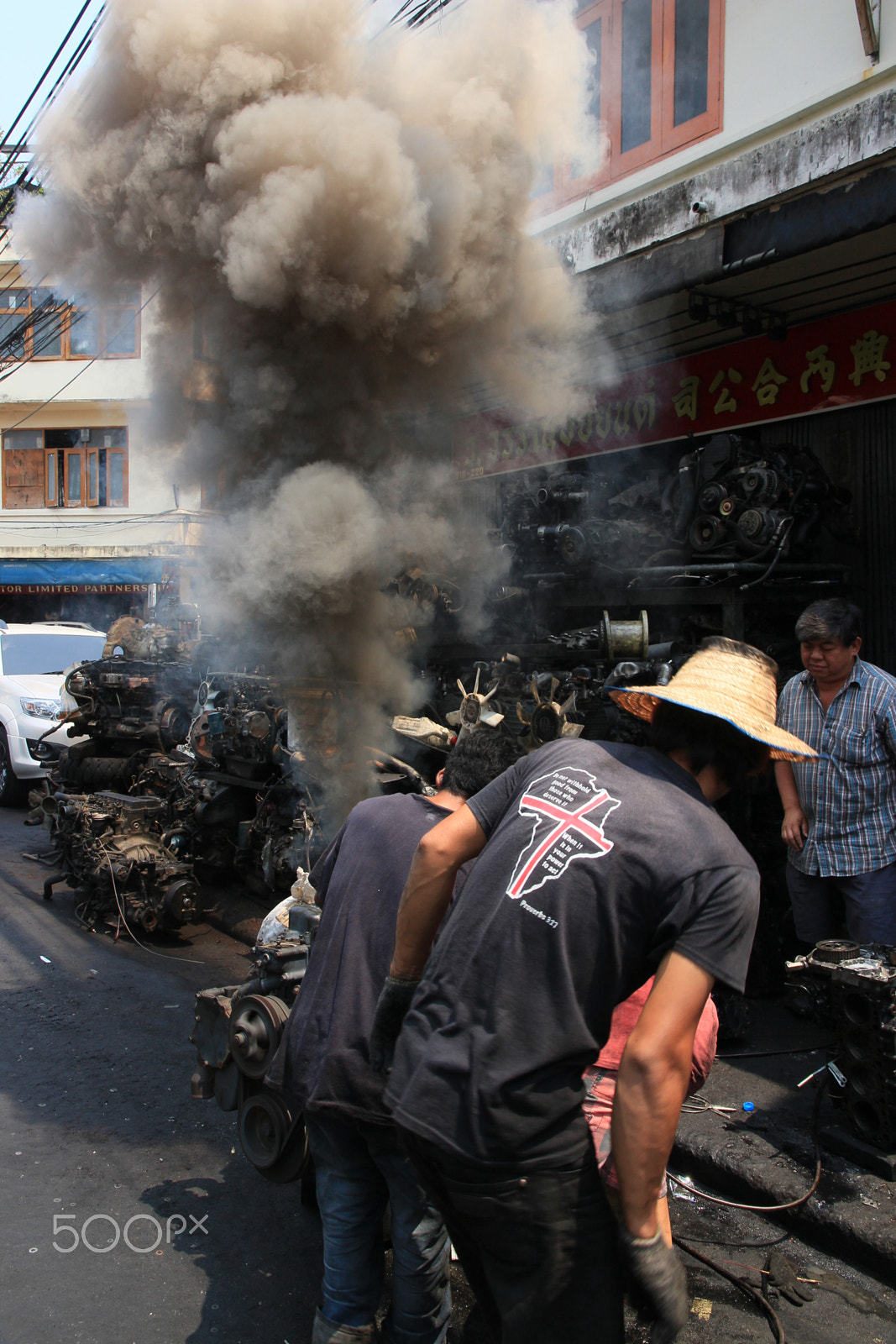 Canon EOS 650D (EOS Rebel T4i / EOS Kiss X6i) sample photo. Bangkkok  starting a machine on the road!! photography