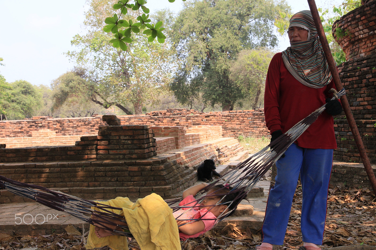 Canon EOS 650D (EOS Rebel T4i / EOS Kiss X6i) sample photo. Ayutthaya,  working woman with child photography