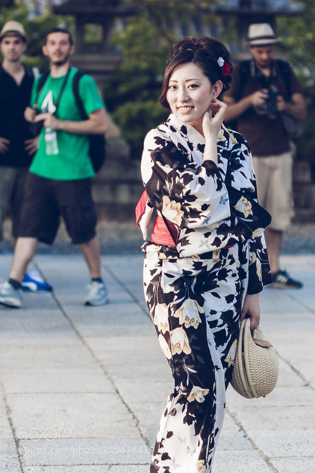 Canon EOS 450D (EOS Rebel XSi / EOS Kiss X2) sample photo. Girl at kiyumizu-dera temple photography