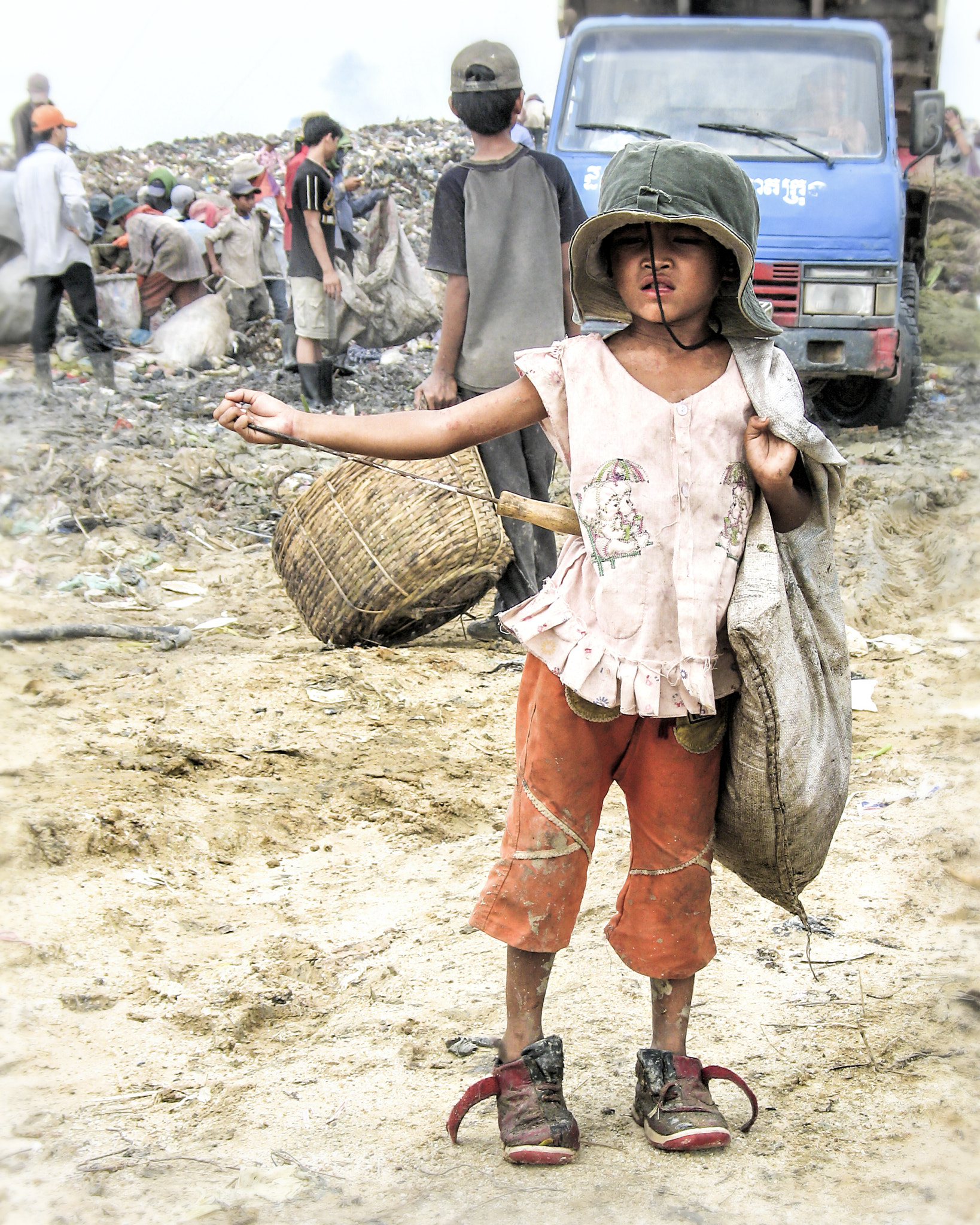 Canon POWERSHOT G6 sample photo. Working the dump / stung meanchey / cambodia photography