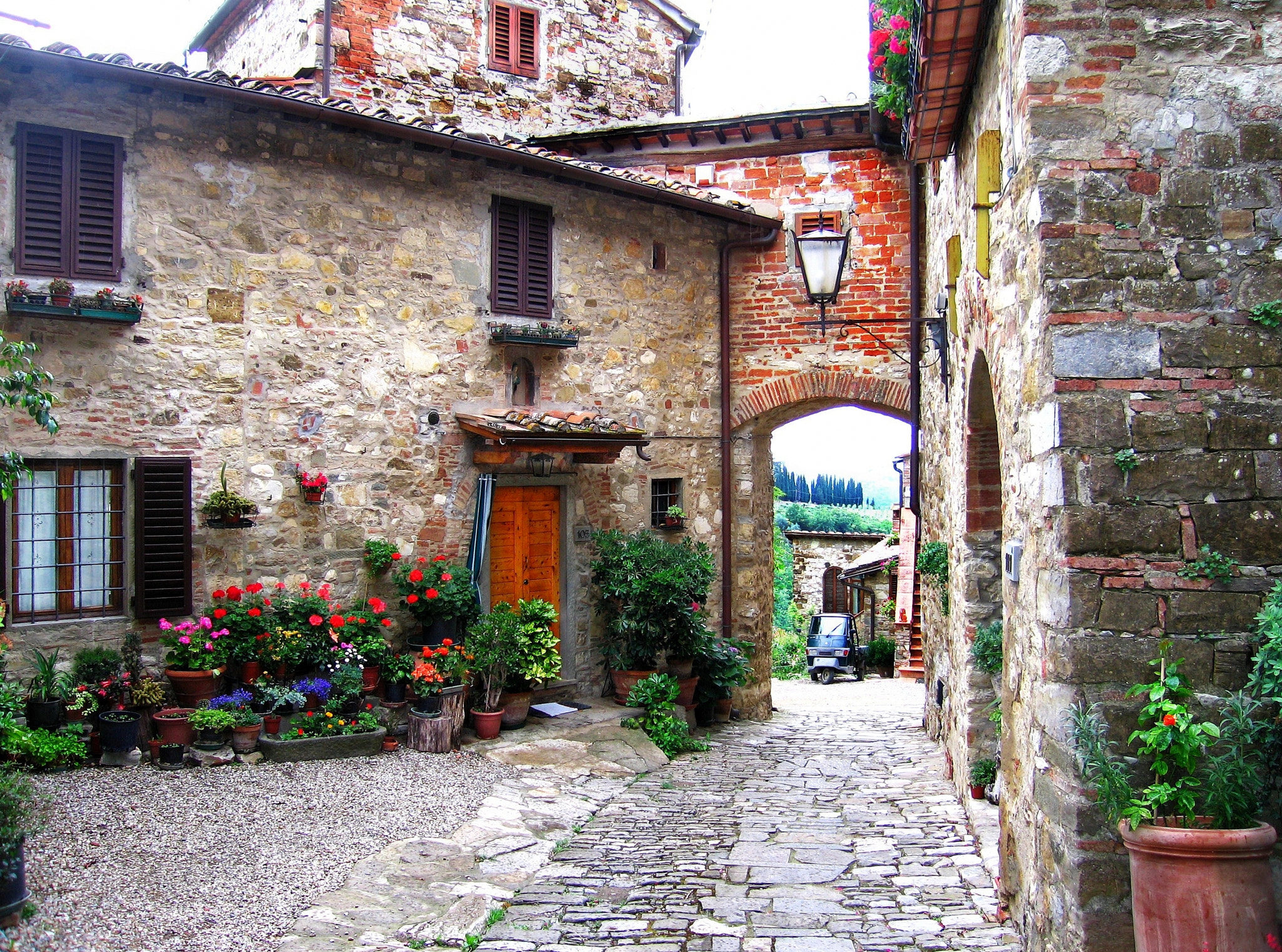 Canon POWERSHOT S70 sample photo. Montefiorelli doorstep photography