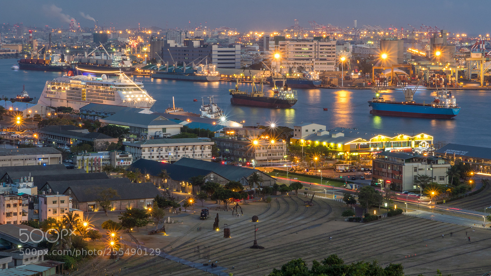Canon EOS 7D Mark II sample photo. Dusk in kaoshiung city photography