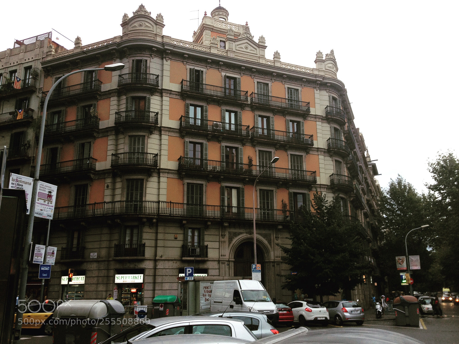 Apple iPhone 4S sample photo. Streets of barcelona. photography