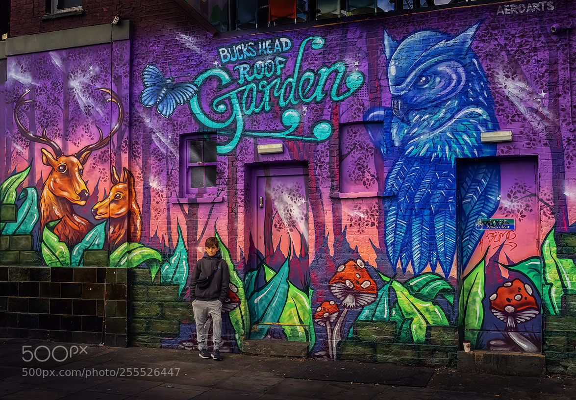 Olympus OM-D E-M1 sample photo. David & graffiti camden photography