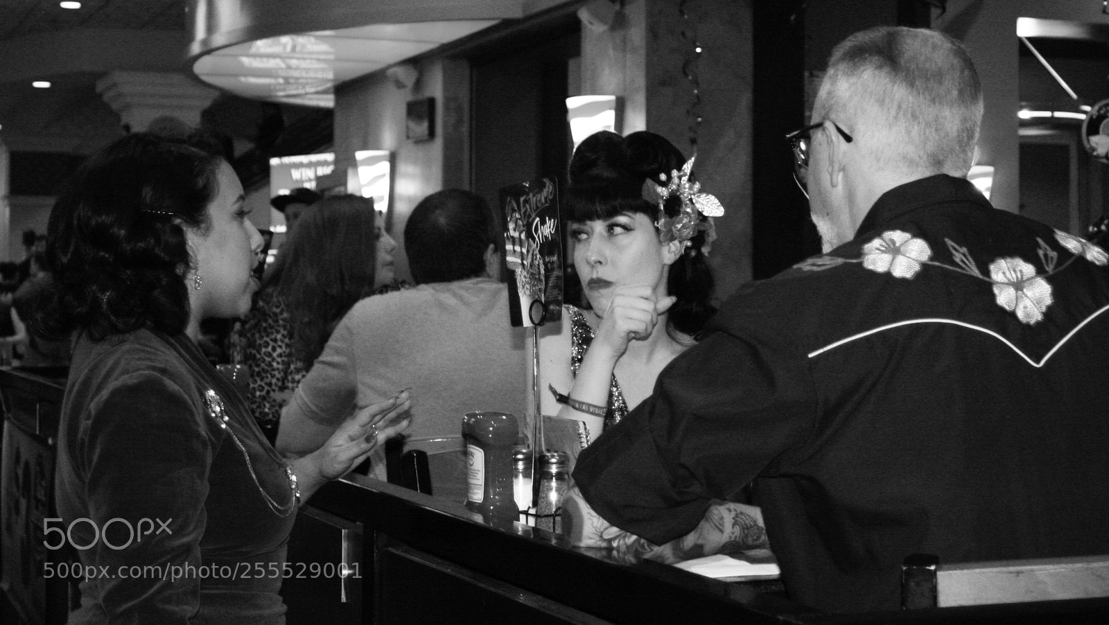 Canon EOS 30D sample photo. Conversation at t.g.i. friday's photography