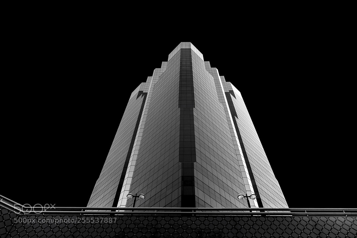 Sony Cyber-shot DSC-RX100 IV sample photo. Bldg in the center photography