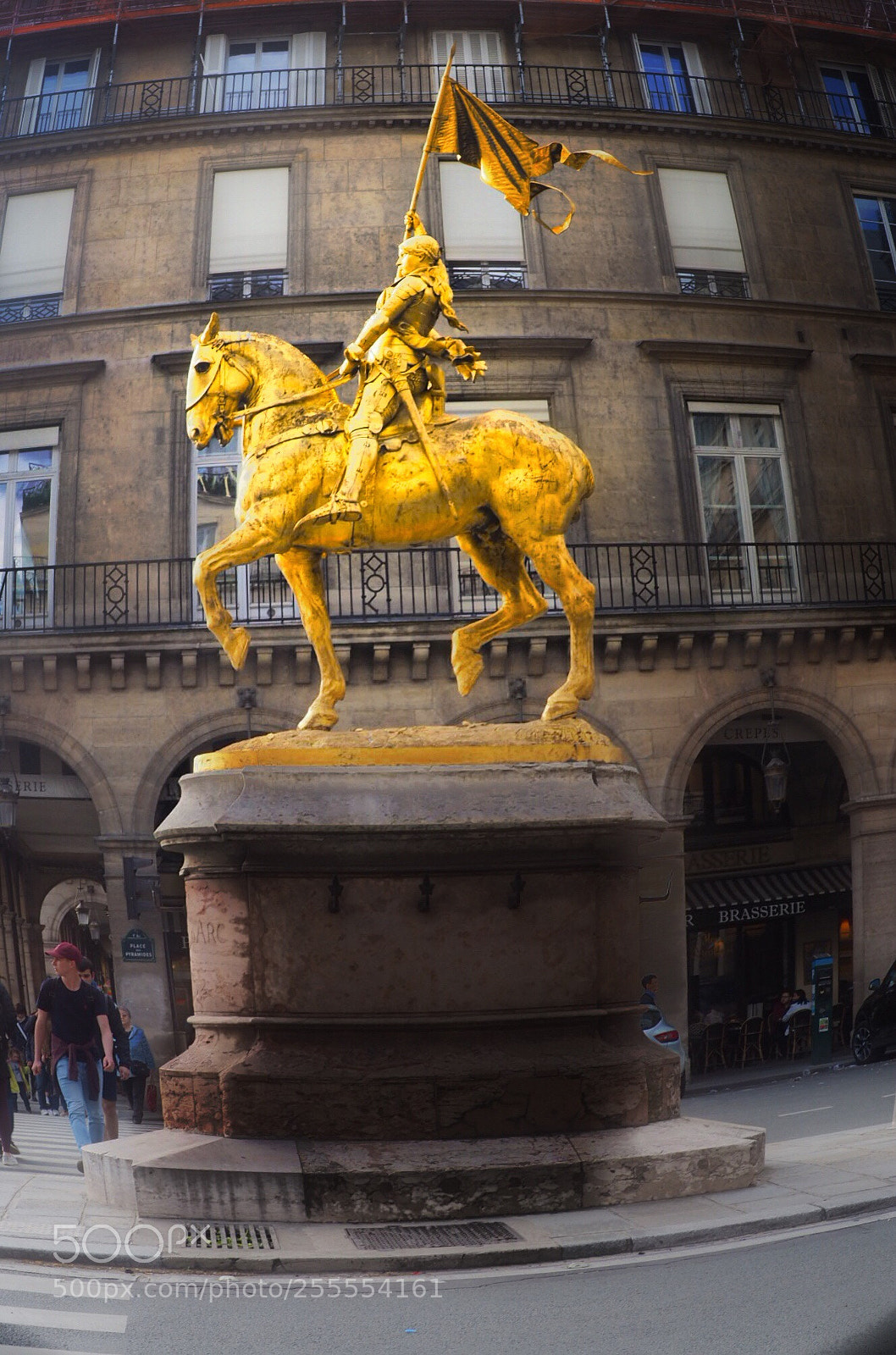 Olympus OM-D E-M10 II sample photo. Golden statue  photography