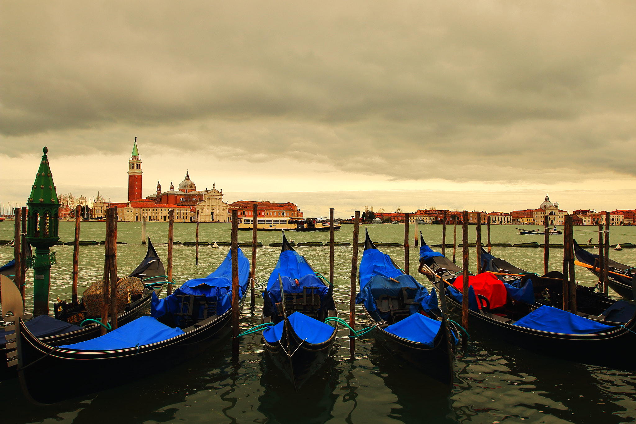 Canon EOS 70D + Sigma 10-20mm F3.5 EX DC HSM sample photo. Gondeln in venedig photography