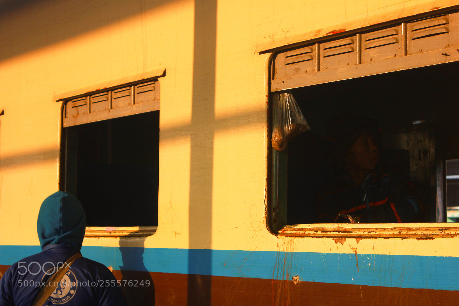 Canon EOS 600D (Rebel EOS T3i / EOS Kiss X5) sample photo. Sunlight spills on burmese photography