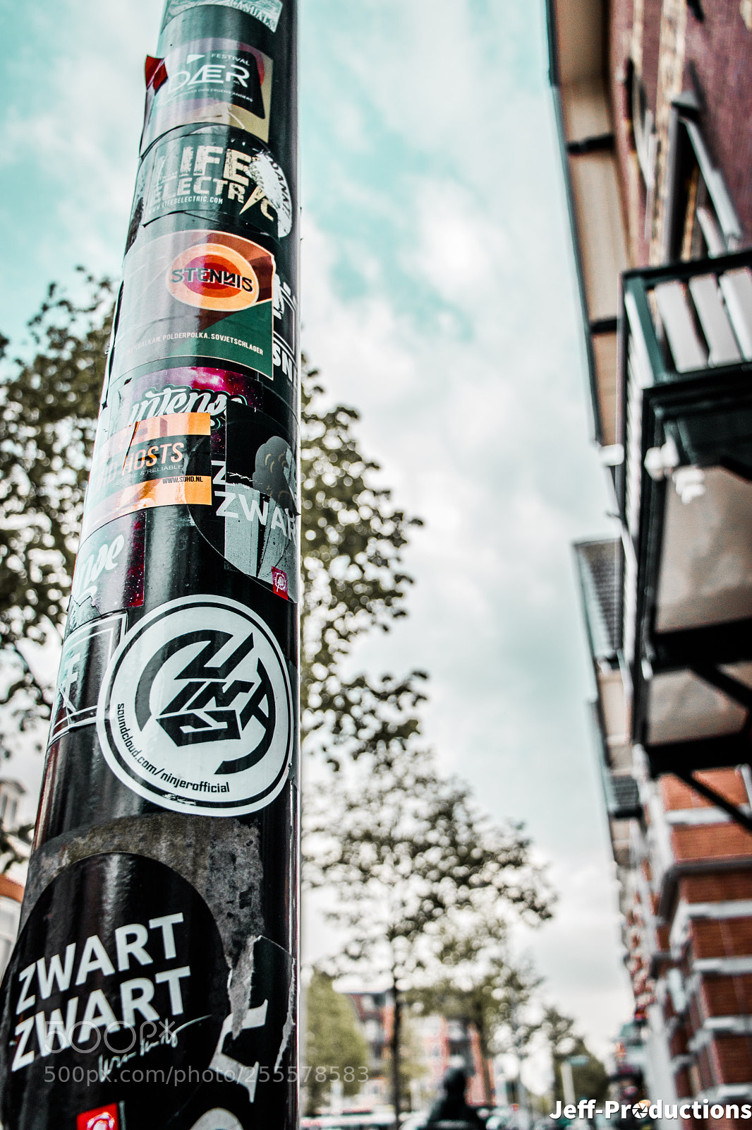 Canon EOS 77D (EOS 9000D / EOS 770D) sample photo. Colors of the street photography
