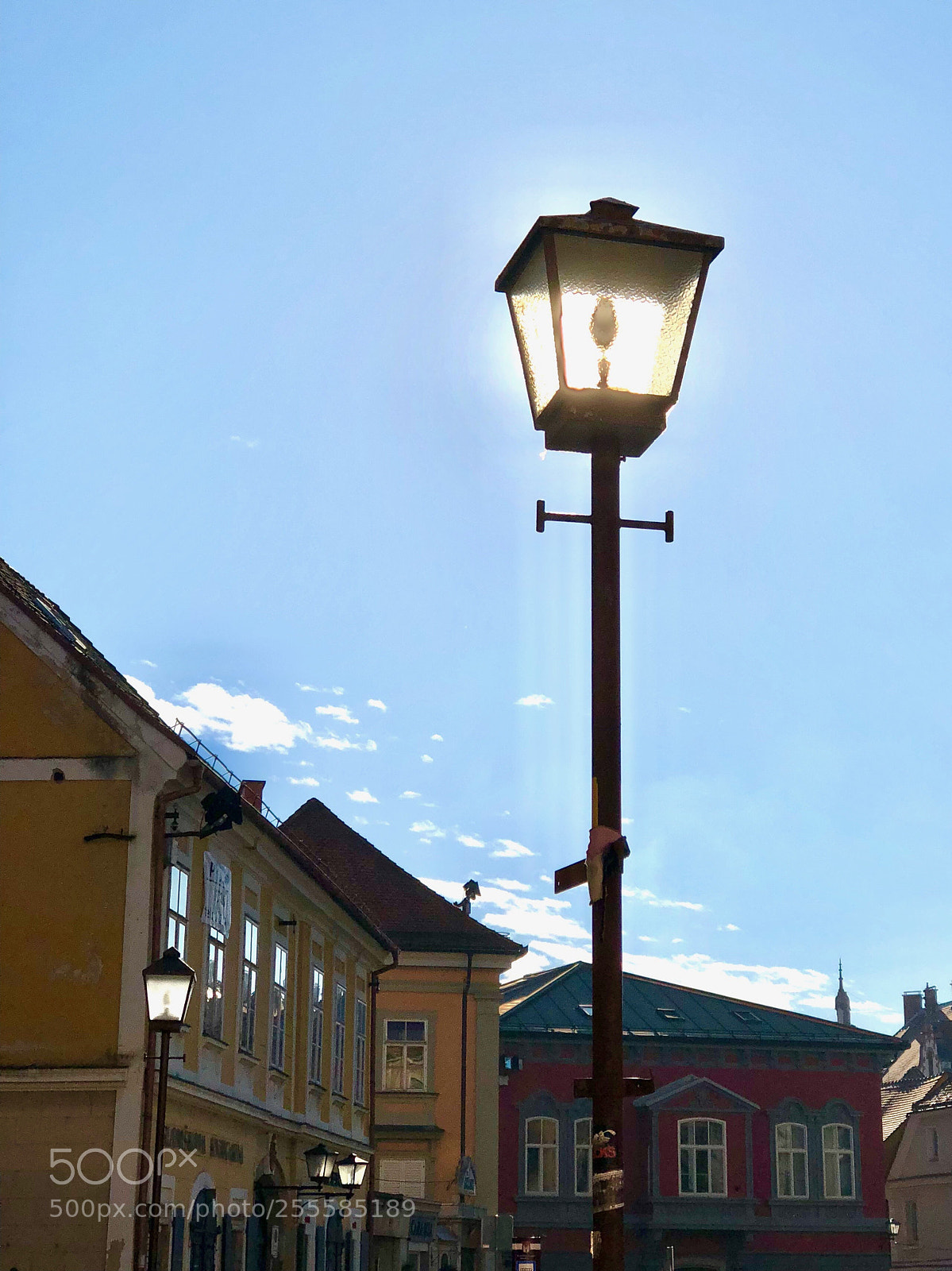 Apple iPhone 8 Plus sample photo. Sun in the lamp photography