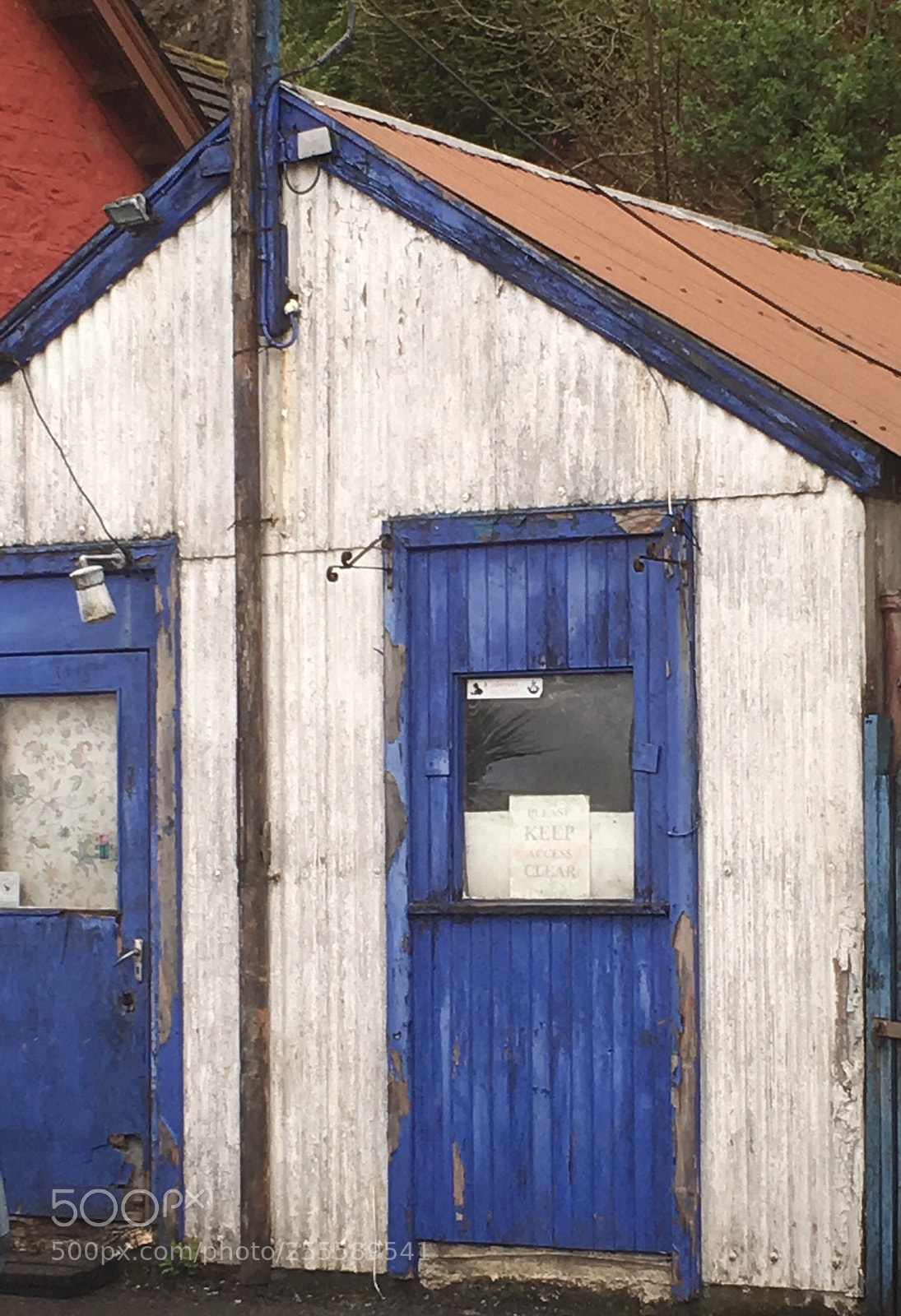 Apple iPhone SE sample photo. Old shed with faded photography
