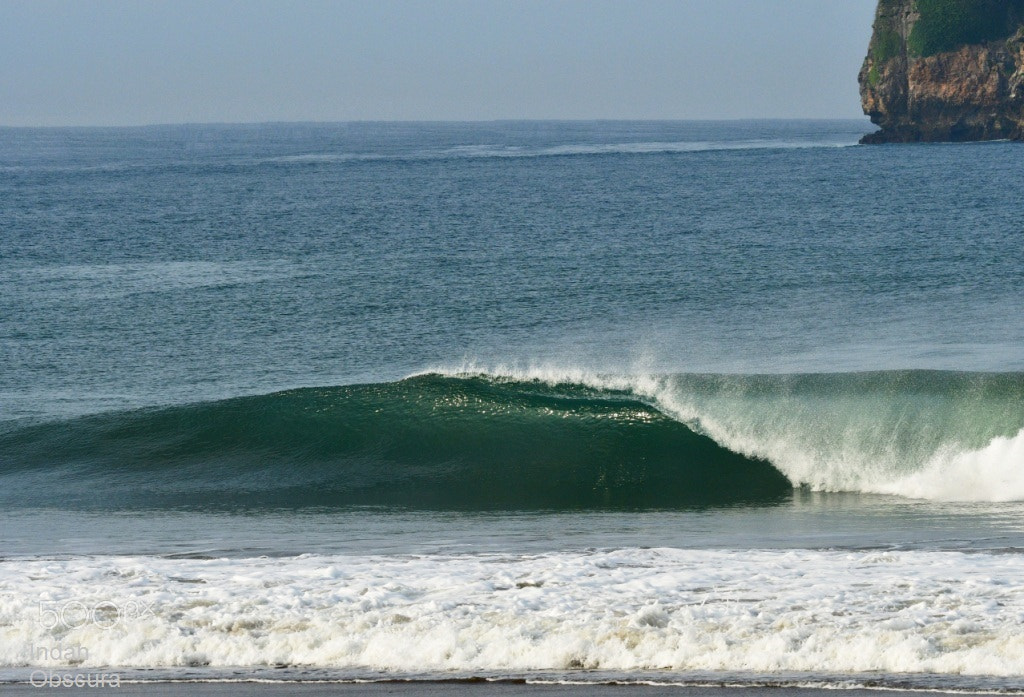 Nikon AF-S Nikkor 200-500mm F5.6E ED VR sample photo. Ioi reeling beachbreak photography