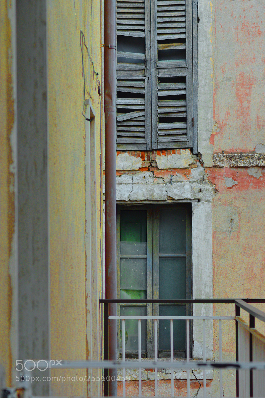 Nikon D3200 sample photo. Old broken windows photography