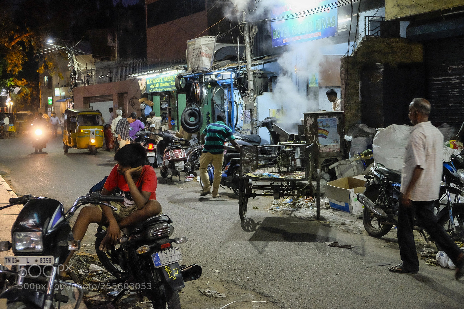 Fujifilm X-T1 sample photo. Une rue le soir . photography