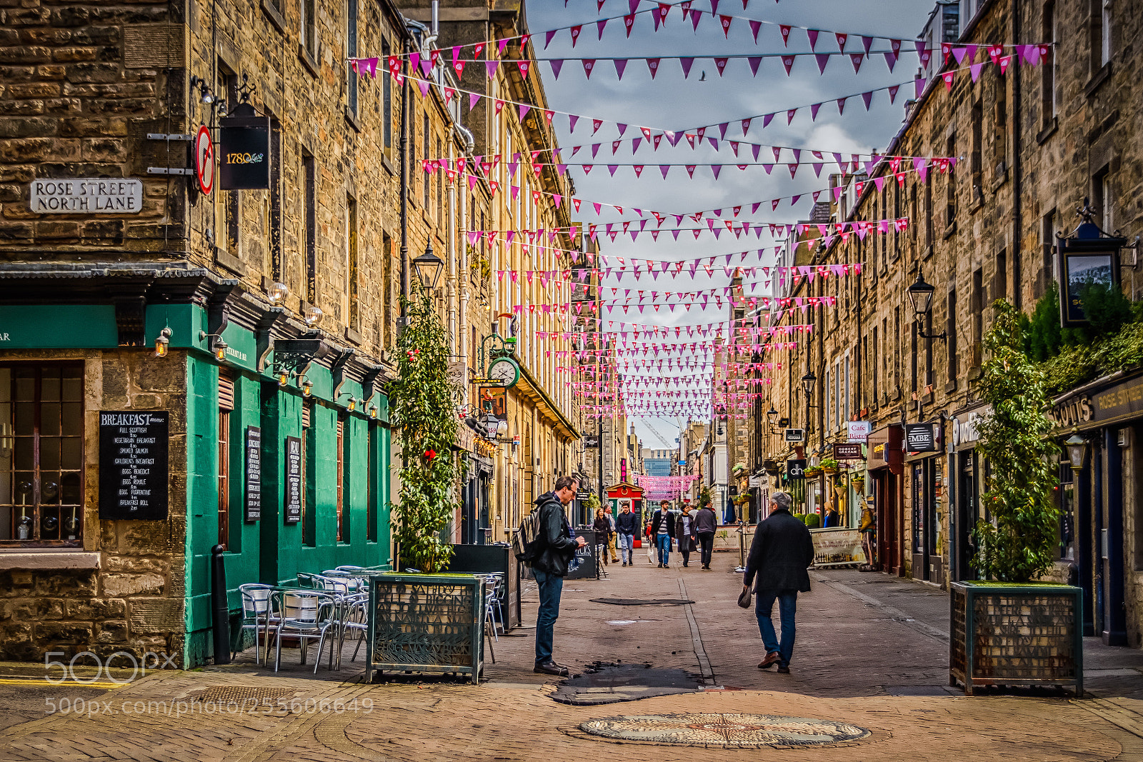 Nikon D5500 sample photo. Edinburgh - rose street photography