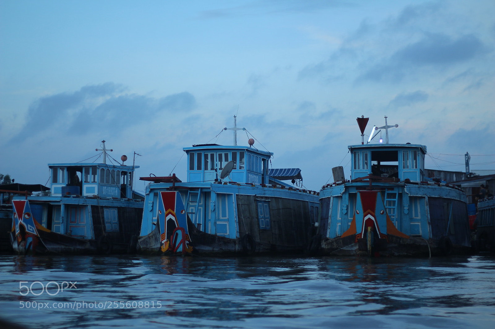 Canon EOS 700D (EOS Rebel T5i / EOS Kiss X7i) + Canon EF 50mm F1.8 STM sample photo. Market on water photography