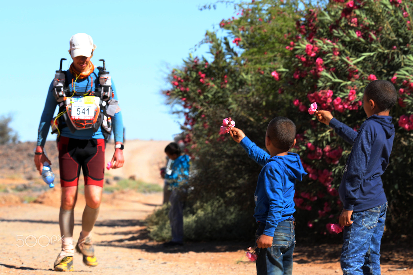 Canon EOS-1D X Mark II sample photo. The ultratrail runner and the kids photography
