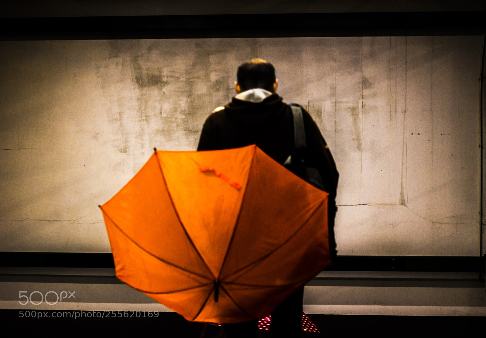 Canon EOS 100D (EOS Rebel SL1 / EOS Kiss X7) sample photo. Umbrella man photography