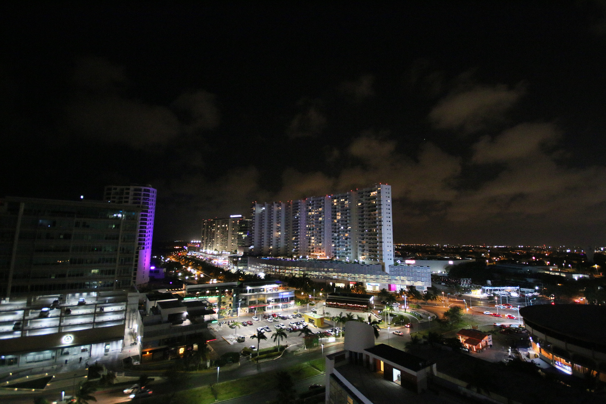 Canon EOS 70D + Sigma 10-20mm F4-5.6 EX DC HSM sample photo. Cancùn by night photography