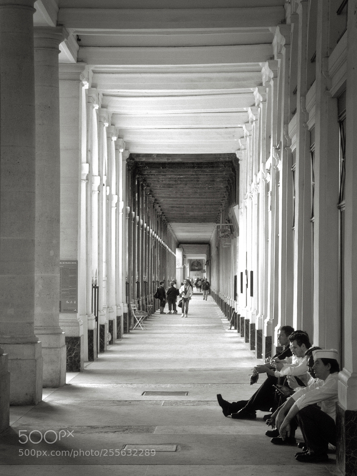 Olympus OM-D E-M5 sample photo. Pause au palais royal photography