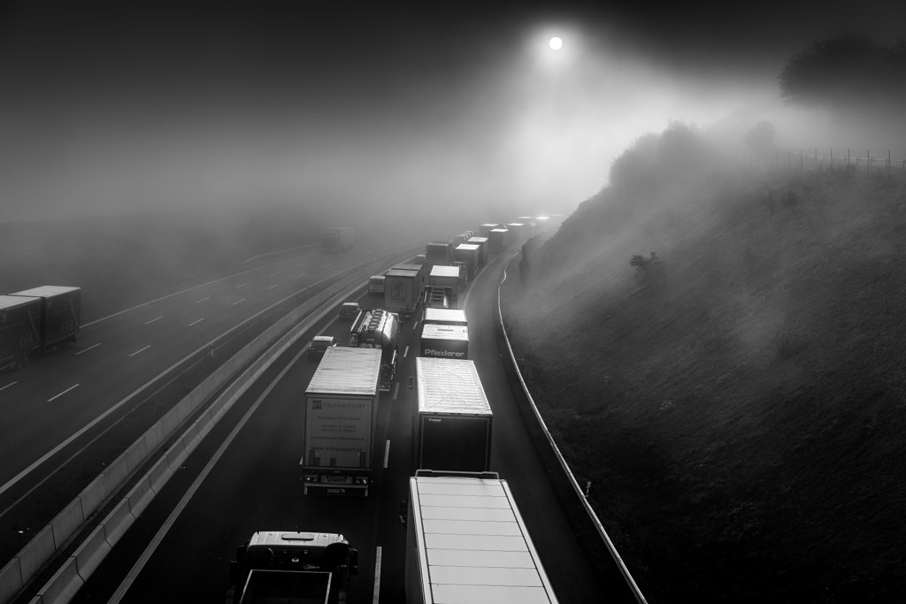 traffic jam in autumnal fog, автор — Ralf Pelkmann на 500px.com