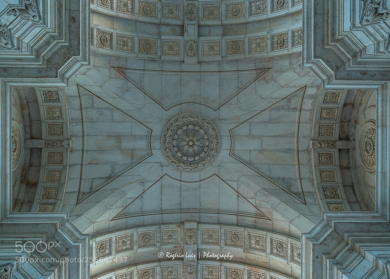 Olympus OM-D E-M5 II sample photo. Under the arch photography