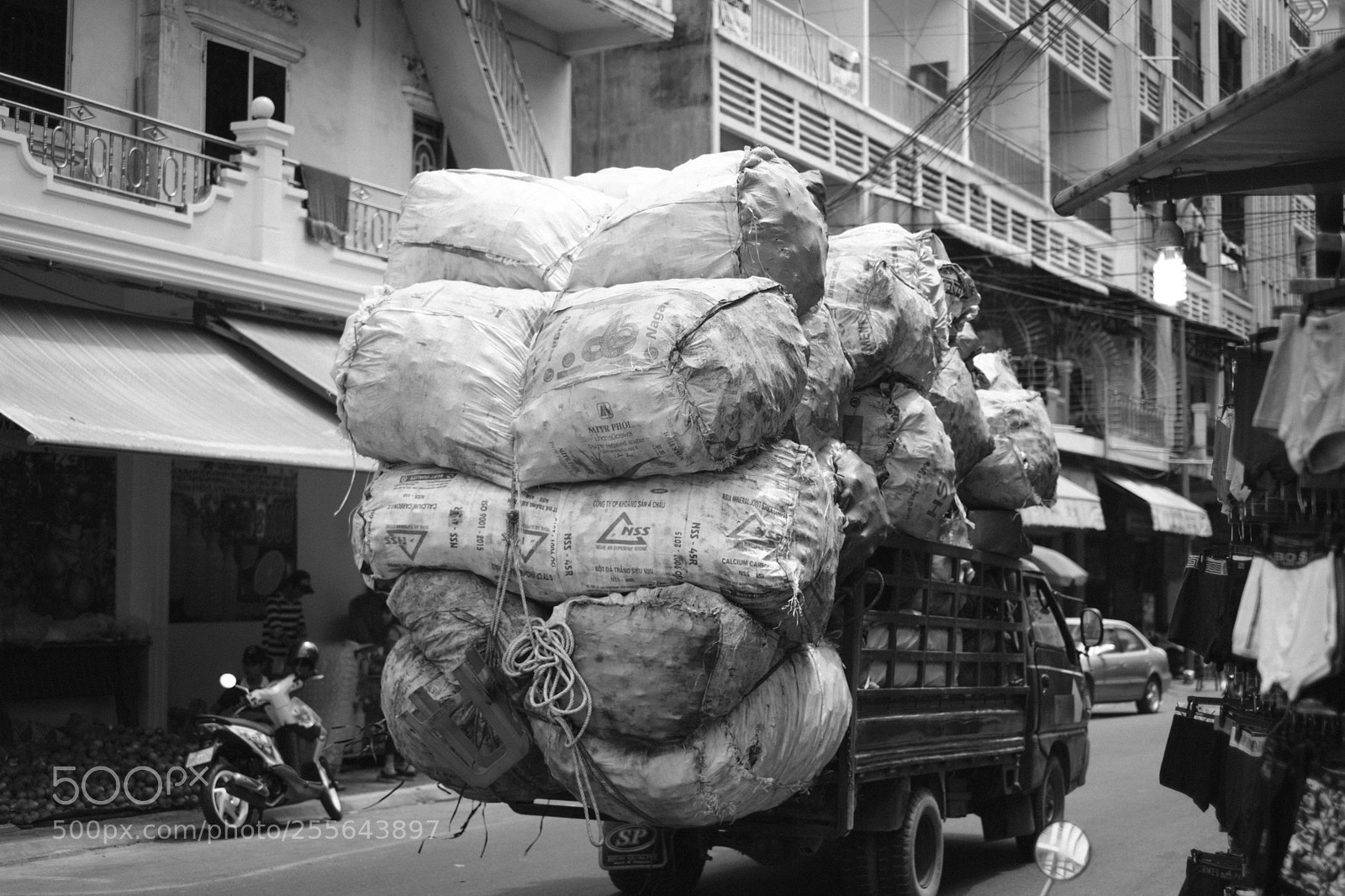 Fujifilm X-Pro2 sample photo. Cargo truck, phnom penh photography